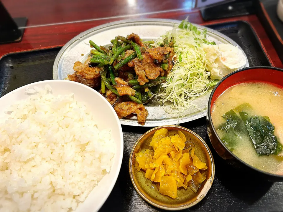 ニンニクの芽と牛肉の炒め物定食 ¥850|Blue Moon Caféさん