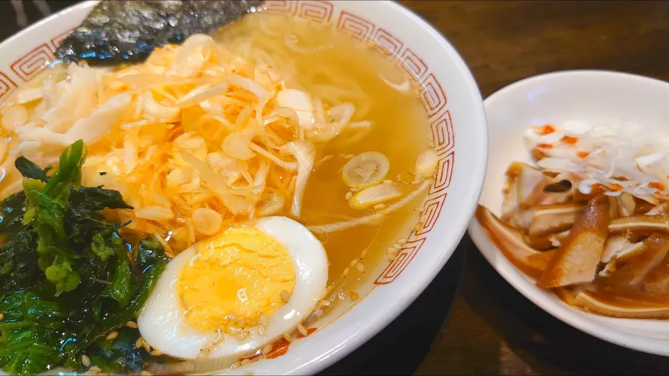 Snapdishの料理写真:【1953年創業】 
中華そば 光来 
塩ねぎそば (700円) 
＋豚耳醤油煮 (300円) 
＋卓上の沢庵 (無料) 
＠新宿西口4分 
(JR新宿駅から徒歩8分) 
24054 (56,900)
|大脇さん