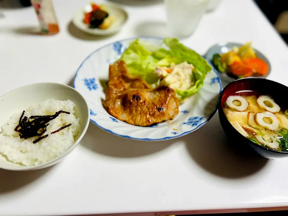 豚の味噌漬け　味噌汁　ポテトサラダ|ちーさんさん