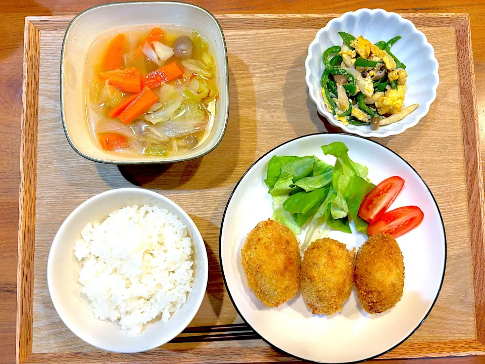 今日こ夜ご飯(コロッケ、ピーマンたまご、コンソメスープ)|cocomikaさん