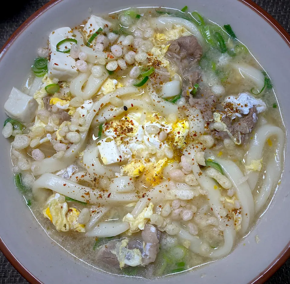 吉牛由来の肉玉豆腐うどん|すくらんぶるえっぐさん