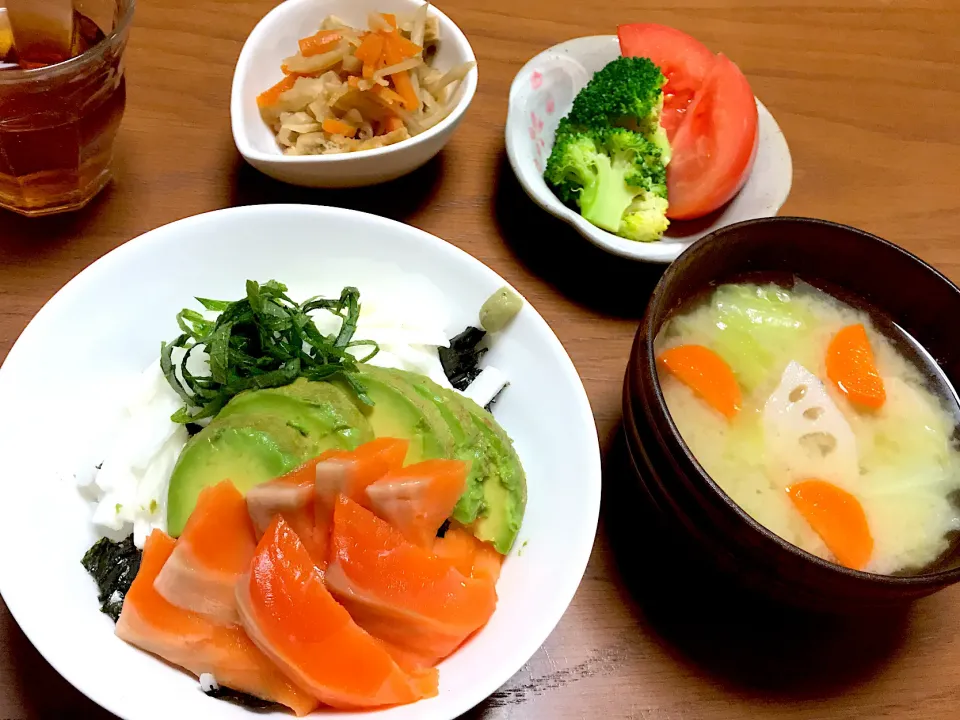 トロサーモン丼(アボカド、長芋千切り、海苔、大葉添え)|柚子きりかさん