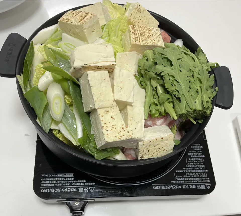 晩御飯☆うどんすき。うどん7玉・白菜・えのき・葱・菊菜・椎茸・焼き豆腐・豚こま|Saharaさん