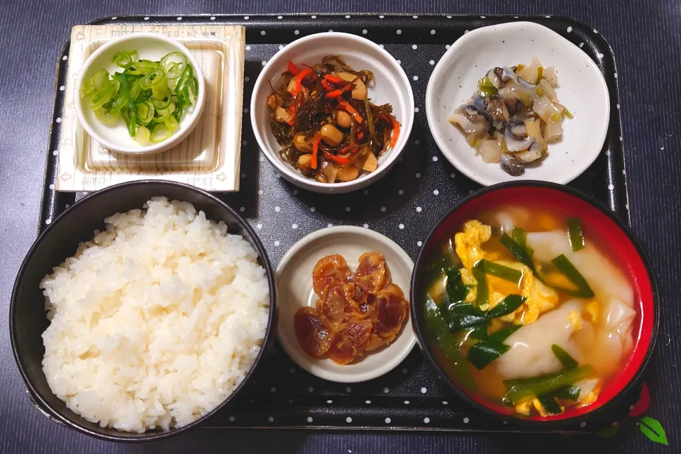 今日の朝ごはん（ごはんは新潟県産こしいぶき、貝わさび、切り昆布煮、納豆、ニラと玉子のスープ餃子、守口漬）|Mars＠釜飯作り研究中さん