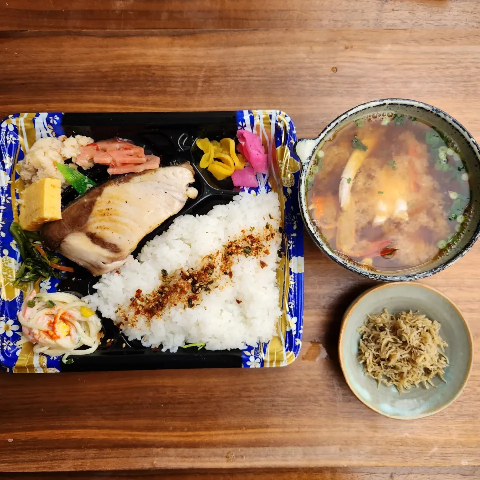 20240302
寒ブリの塩焼き弁当
渡り蟹のお味噌汁
ちりめん山椒|noccoさん