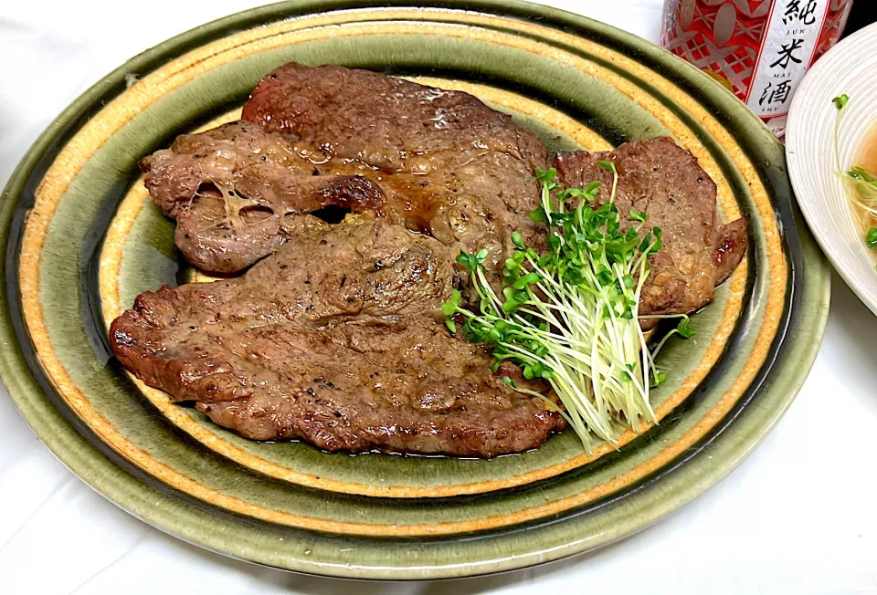 冷凍庫に眠ってた半額300円アンガスビーフステーキ肉の網焼き🍖🍖|🐈⸒⸒⸒⸒つるのダンス🐈🐾さん