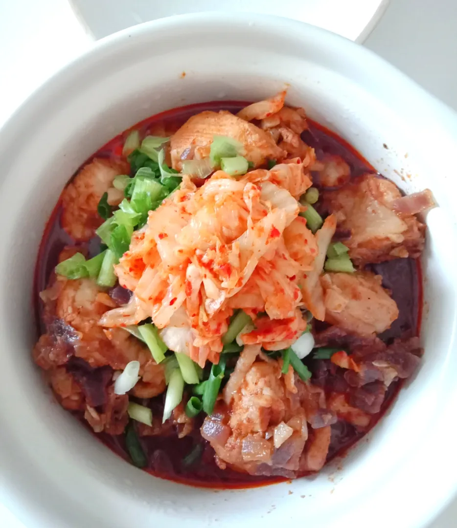 Stew chicken with korean bibigo sauce

Ingredients: Chicken + Garlic + red onions 

Sauce: Bibigo BBQ hot and spicy marinade + fish sauce + sugar + sesame oil

Garnish: Kimchi + spring onions
|2721_blissさん