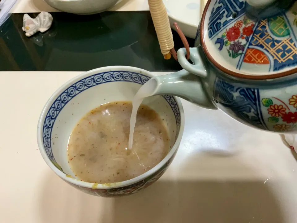 美味しいそば湯が飲みたくてつけそばに。
茨城産蕎麦粉のそば湯は蕎麦粉から作ると香りあってドロドロであっつあつ！
#そば湯は蕎麦粉から|Takeshi  Nagakiさん