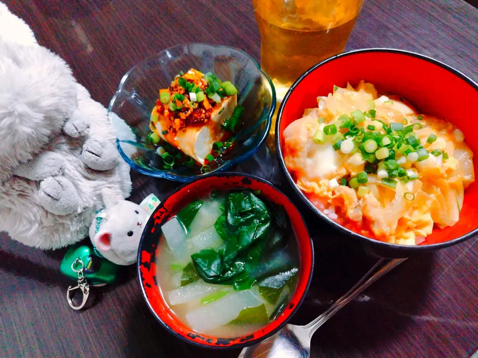 親子丼、大根とわかめとほうれん草の味噌汁、ラッコ|サトリさん