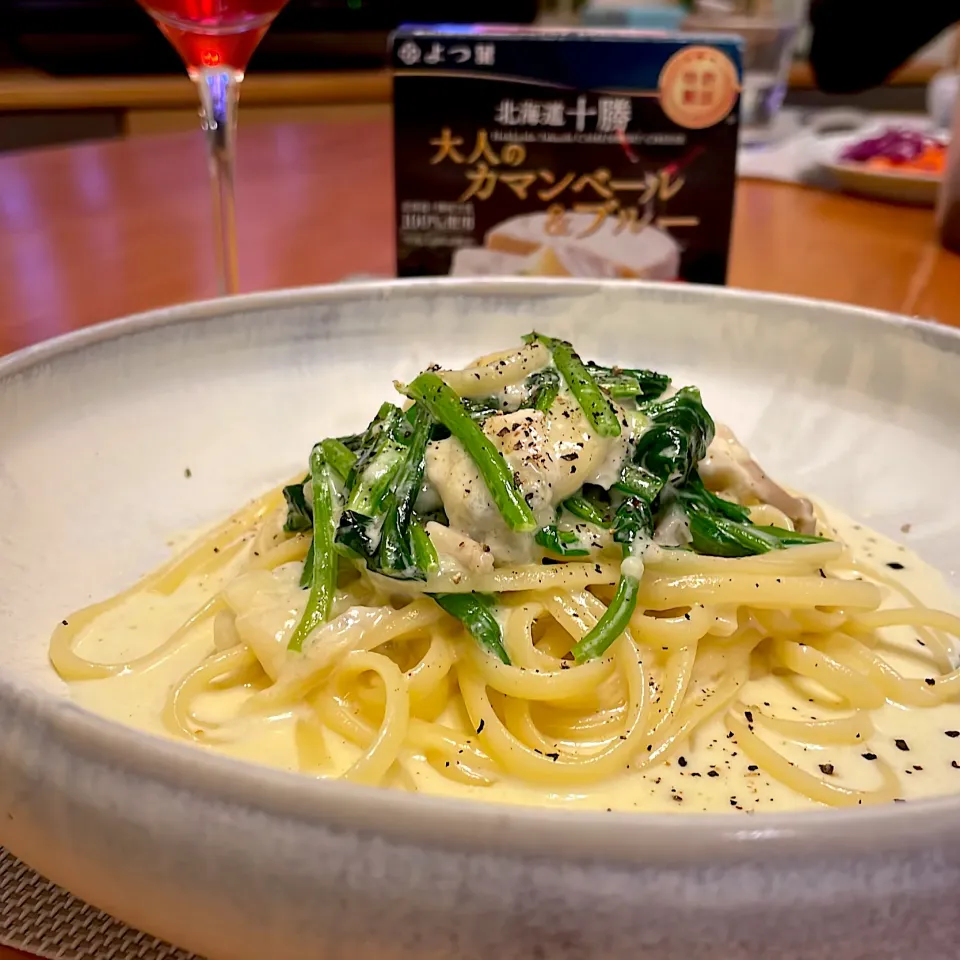 大人のカマンベール&ブルーとほうれん草のパスタ🧀|とっぴぃさん