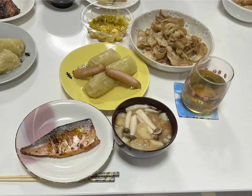 Snapdishの料理写真:晩御飯☆ロールキャベツ☆鶏皮☆鯖みりん☆みそ汁（麩・しめじ）|Saharaさん