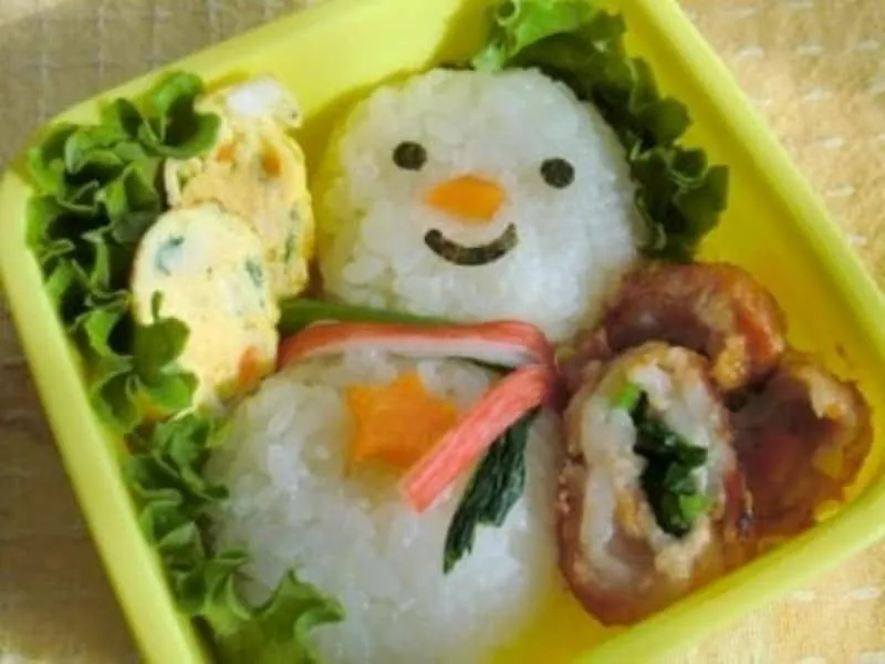 おにぎりで「雪だるま」キャラ弁当を作る……初心者でも簡単！ #AllAbout|All About 料理レシピさん