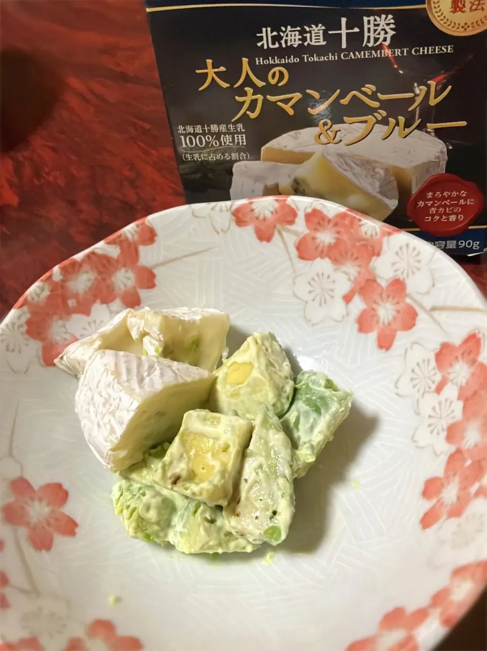 Snapdishの料理写真:アボガドにチーズを添えて|えんどぅーさん