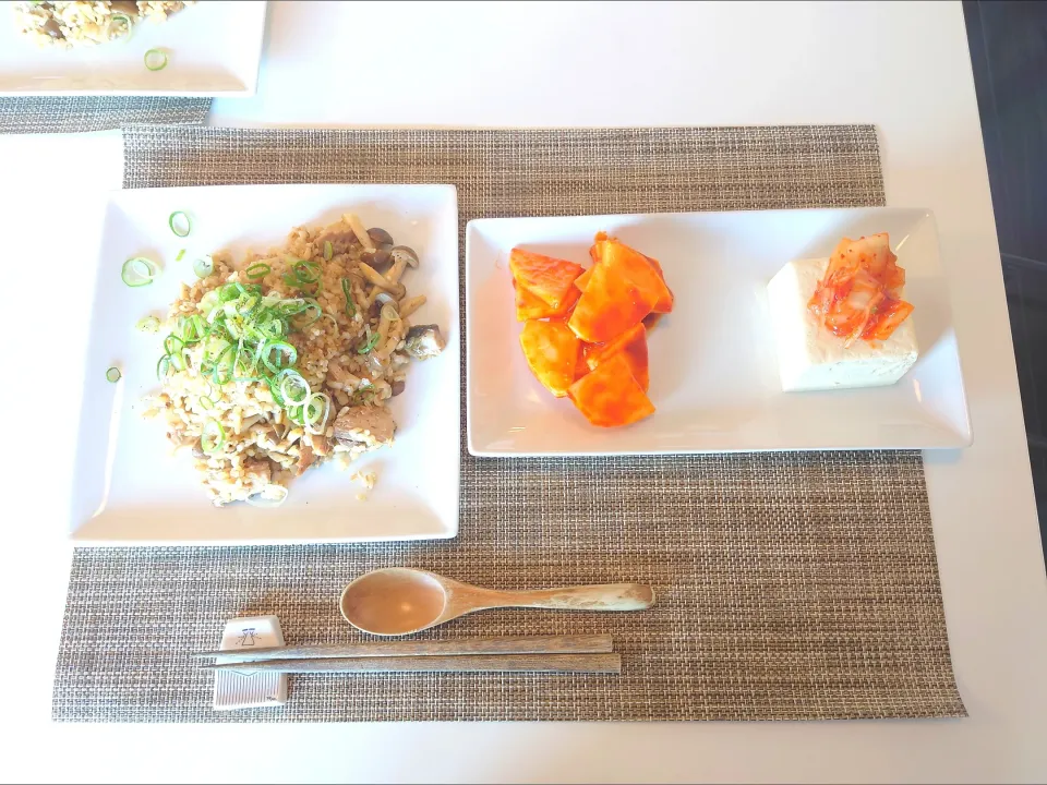 今日の昼食　サバ缶炒飯、大根コチュジャン和え、キムチ冷奴のせ|pinknari🐰🌈さん