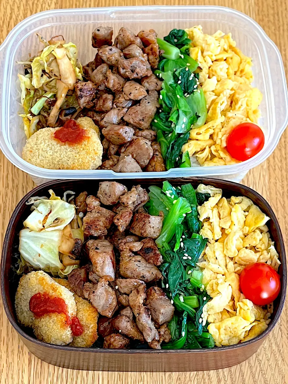 3色丼弁当.卵そぼろ.小松菜ナムル.塩麹漬豚肩焼き.キャベツとエリンギおかかじゃこ炒め.ナゲット|サウザンさん