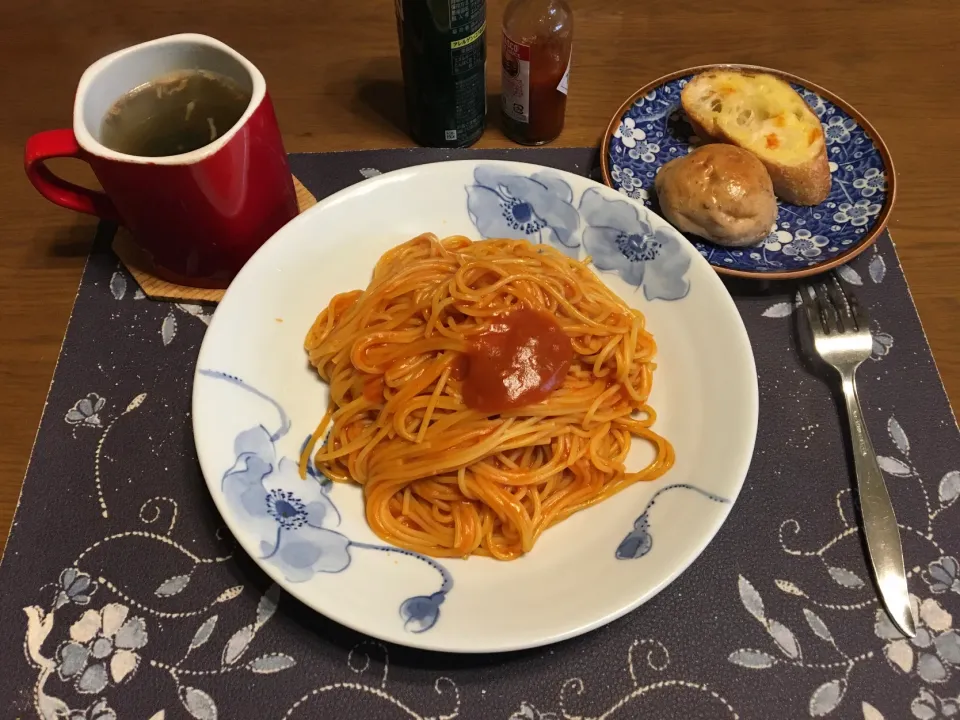 スパゲッティナポリタン、お惣菜パン、ガーリックトースト、タマネギスープ(昼飯)|enarinさん