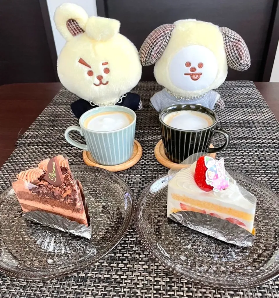 チョコレートケーキ&ショートケーキ　カフェラテ|emiさん