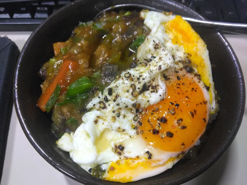 Snapdishの料理写真:目玉焼き乗せ麻婆茄子丼|darkbaronさん