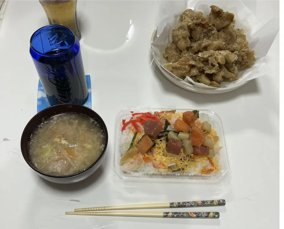 Snapdishの料理写真:晩御飯☆海鮮ちらし寿司☆鶏皮☆かき玉スープ|Saharaさん