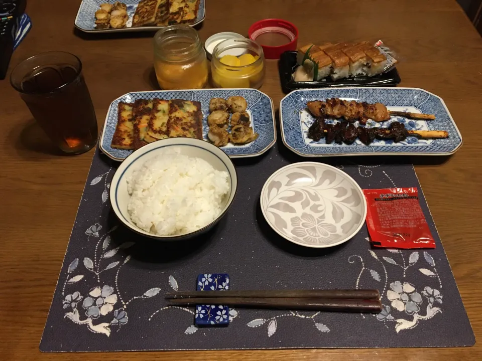 ご飯、チヂミ、帆立のマーガリンソテー、鳥レバー串、鳥もも串、穴子鮨、豆もやし、沢庵、烏龍茶(夕飯)|enarinさん