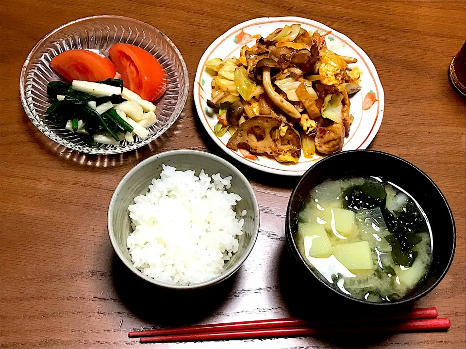 Snapdishの料理写真:豚肉とたっぷり野菜のキムチ炒め(キャベツ、人参、シメジ、れんこん、炒り卵)|柚子きりかさん