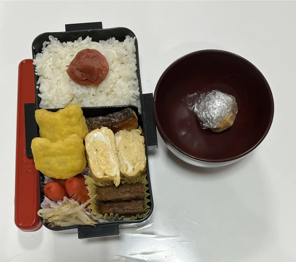 パパ弁☆鮭☆ネコ型チキンナゲット☆だし巻き卵☆赤ウインナー☆マルシンハンバーグ（ペッパー味）☆もやし炒め☆みそ玉|Saharaさん