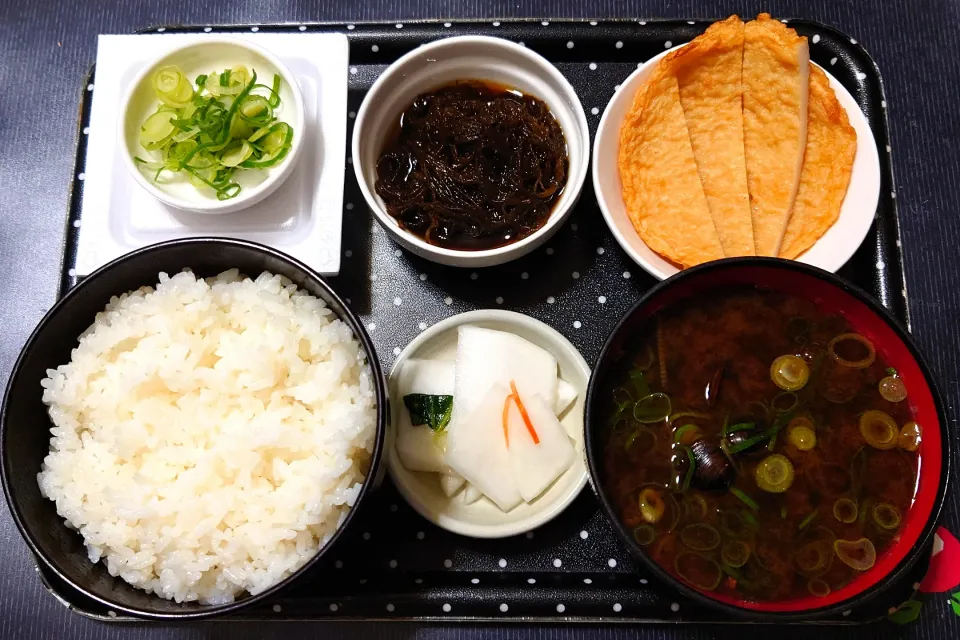 今日の朝ごはん（ごはんは新潟県産こしいぶき、丸天、もずくポン酢、納豆、赤だしのしじみ汁、かぶ漬）|Mars＠釜飯作り研究中さん