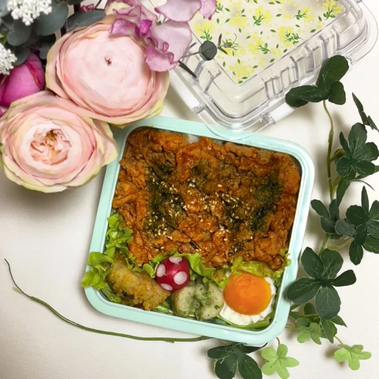 Snapdishの料理写真:3/4❤︎主人の豚こまケチャップ丼弁当🌱

＊豚こまケチャップ炒め
＊半熟たまご
＊椎茸の肉詰め揚げ|Makinsさん