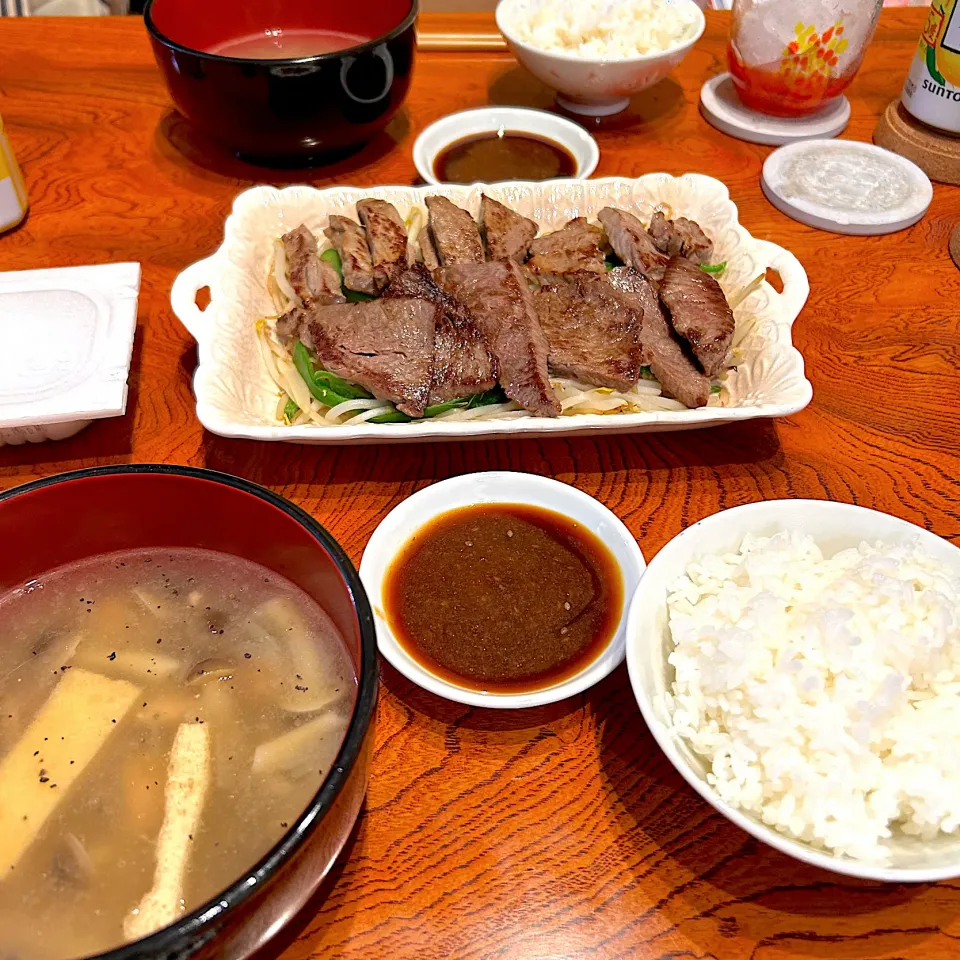 Snapdishの料理写真:カイノミとステーキ肉😋|すかラインさん