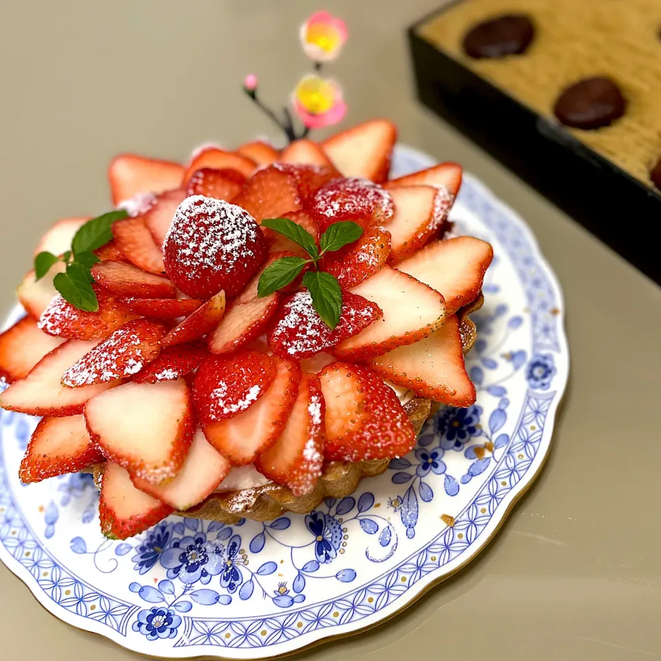 お誕生日🎂イチゴタルト、ふるさと納税　　　栗きんとんモンブラン重|kekekeさん