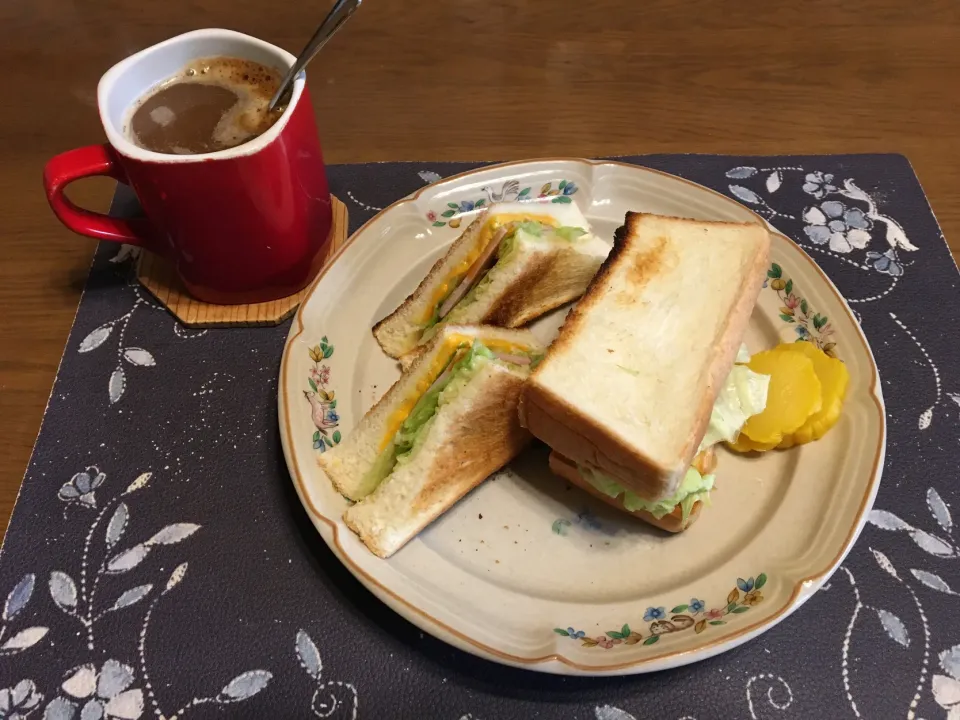 ホットサンドイッチ、沢庵、ホットコーヒー(昼飯)|enarinさん