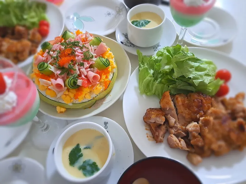 昨日のひな祭り夕食(*ˊ˘ˋ*)🎎🍡🌸
ちらし寿司ケーキ
照り焼きチキン＆サラダ🥗
茶碗蒸し
蛤お吸い物
3色ミルクプリン|プリン☆さん