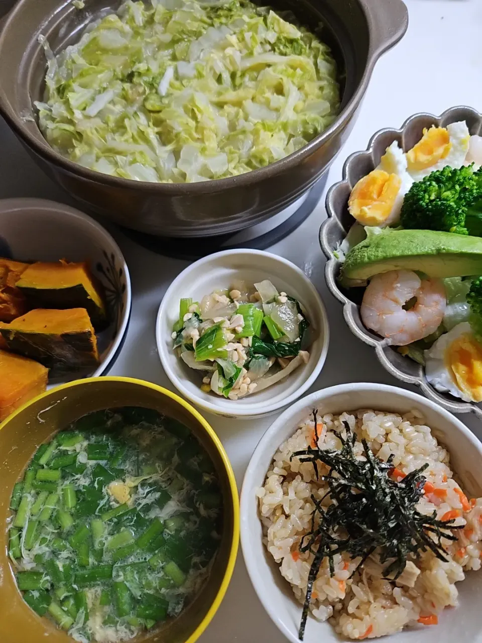 Snapdishの料理写真:☆夕飯☆鶏白菜鍋、南瓜煮物、サラダ、大根納豆和え、韮卵味噌汁、炊き込みご飯|ｼｮｺﾗさん