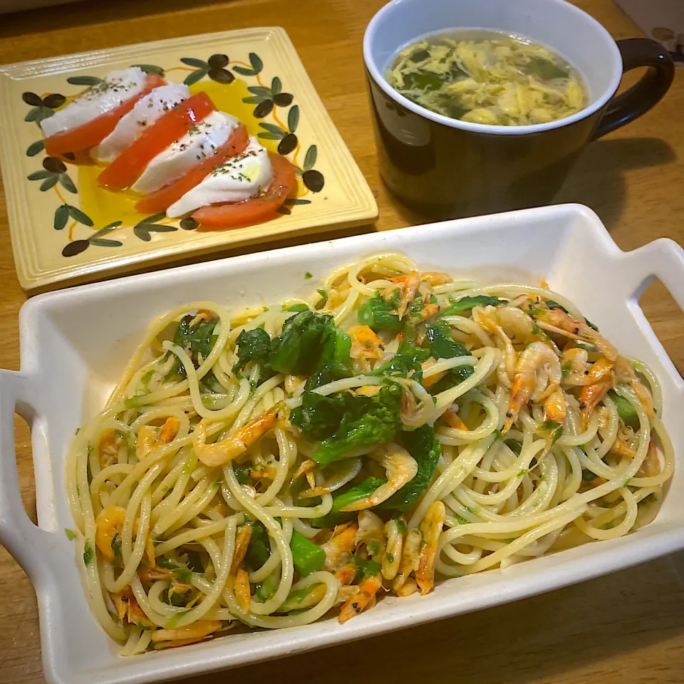 Snapdishの料理写真:桜海老とあおさと菜の花のパスタと、モッツァレラとトマトのカプレーゼと、卵スープ|もえさん