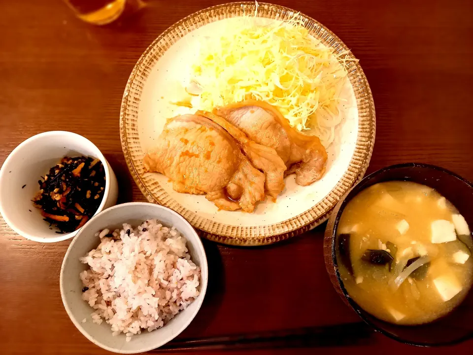 しょうが焼き　ひじき煮　豆腐とわかめみそ汁|🍏りんご🍎さん