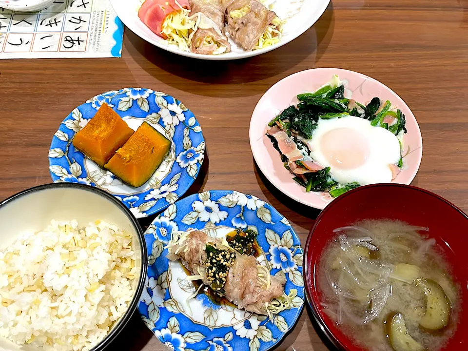 キャベツの豚肉巻きレンジ蒸し　なすと玉ねぎの味噌汁　ほうれん草とベーコンの巣篭もり卵　かぼちゃのカレー煮|おさむん17さん