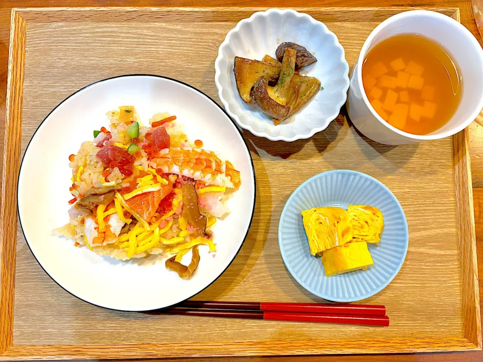 Snapdishの料理写真:昨日の夜ご飯(ちらし寿司、桜エビ卵焼き、椎茸ソテー、豆腐のすまし汁)|cocomikaさん