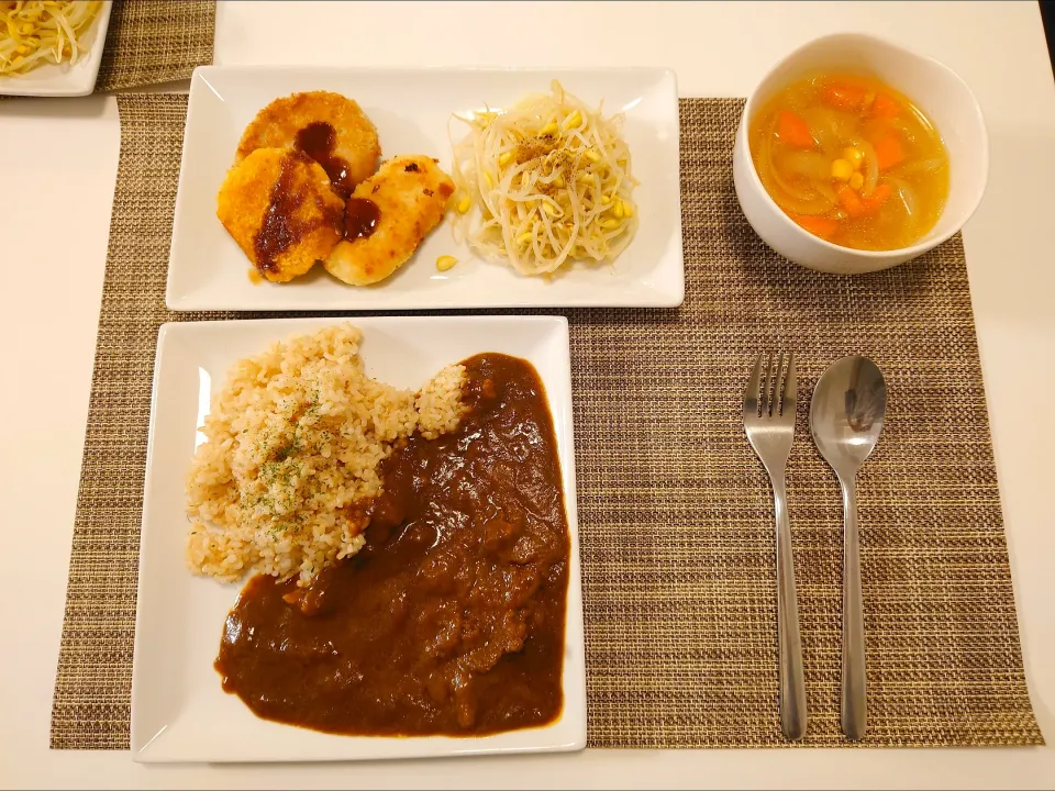 今日の夕食　レトルトカレー、コロッケ3種類、コンソメスープ|pinknari🐰🌈さん