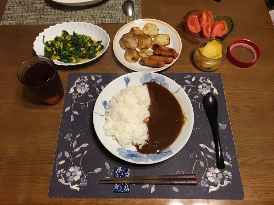 カレーライス、肉野菜ソテー、ほうれん草とスイートコーンのマーガリンソテー、トマト、沢庵、烏龍茶(夕飯)|enarinさん