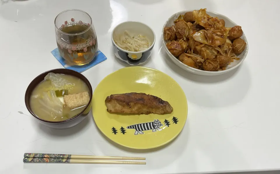 晩御飯☆ひらすのポン酢漬け焼き☆もやしの酢の物☆鶏団子と野菜のケチャップ炒め☆みそ汁（葱・しめじ・白菜・厚揚げ）|Saharaさん