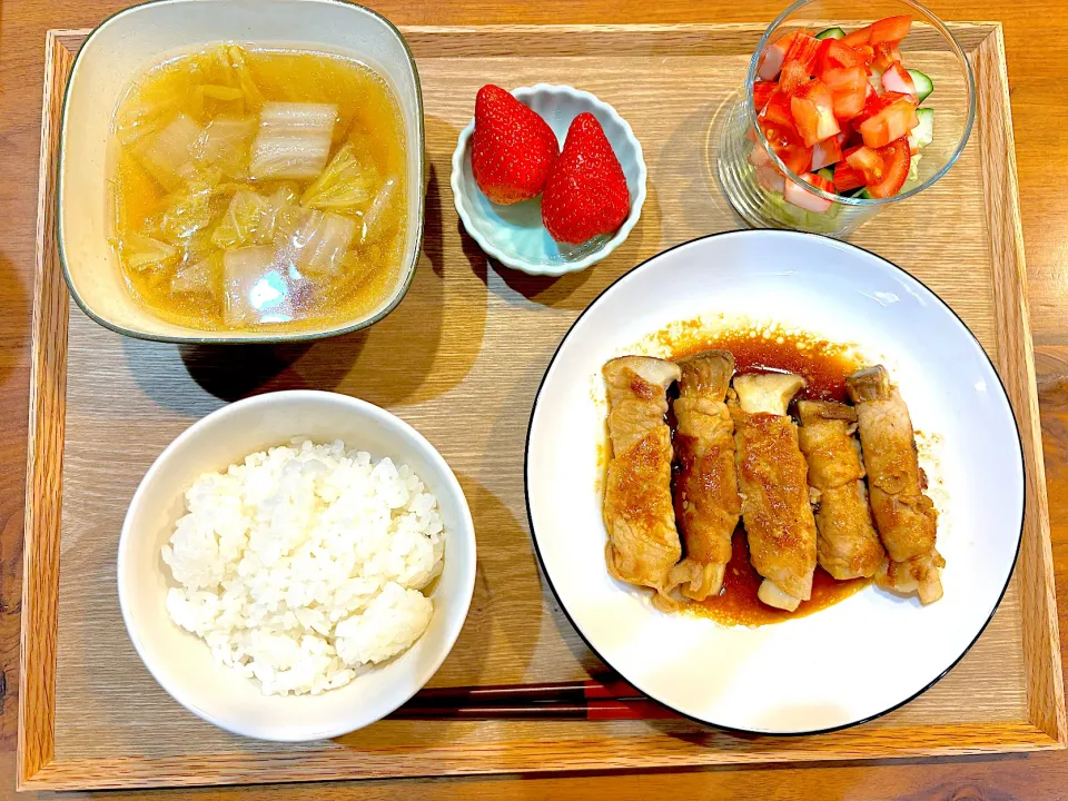 今日の夜ご飯(エリンギの肉巻き、カニカマサラダ、白菜ツナスープ、いちご)|cocomikaさん