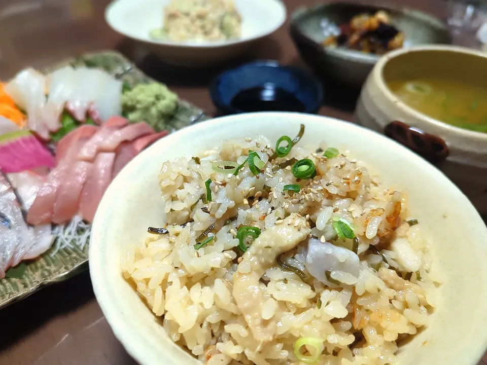 鶏皮・里芋・塩昆布の炊き込みご飯と愉快な仲間たち|河zooさん