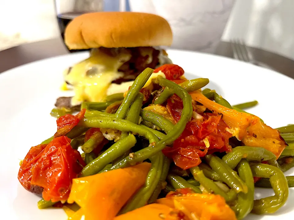 Green-beans , carrots and roasted peppers with a cheeseburger|Laki Maikaʻiさん