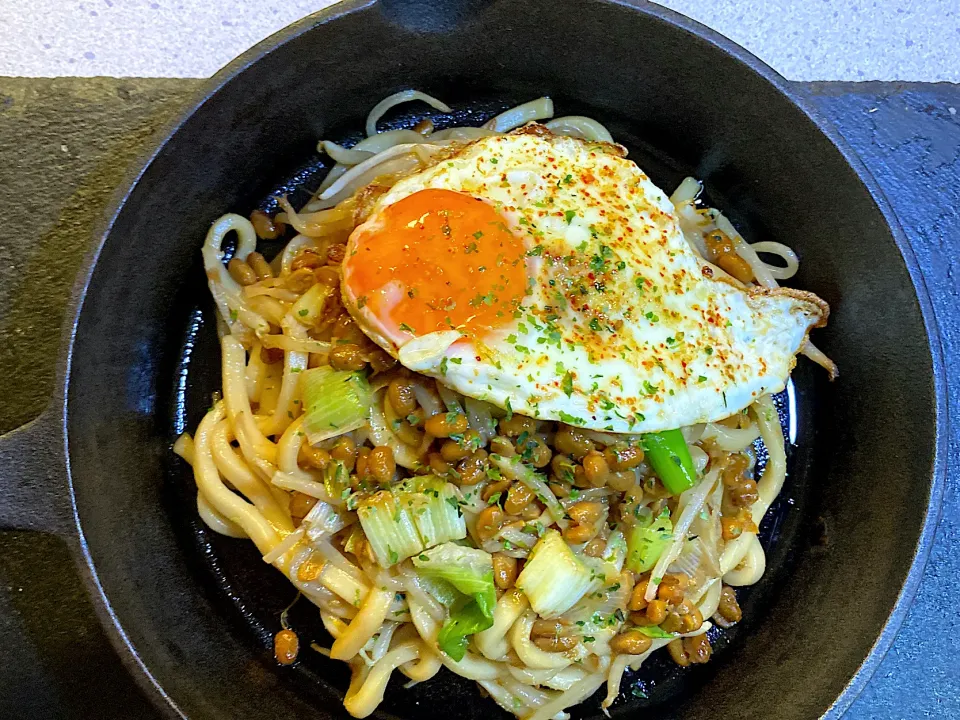 納豆 焼きうどん|依神姉妹の節約ずぼらレシピちゃんねるさん