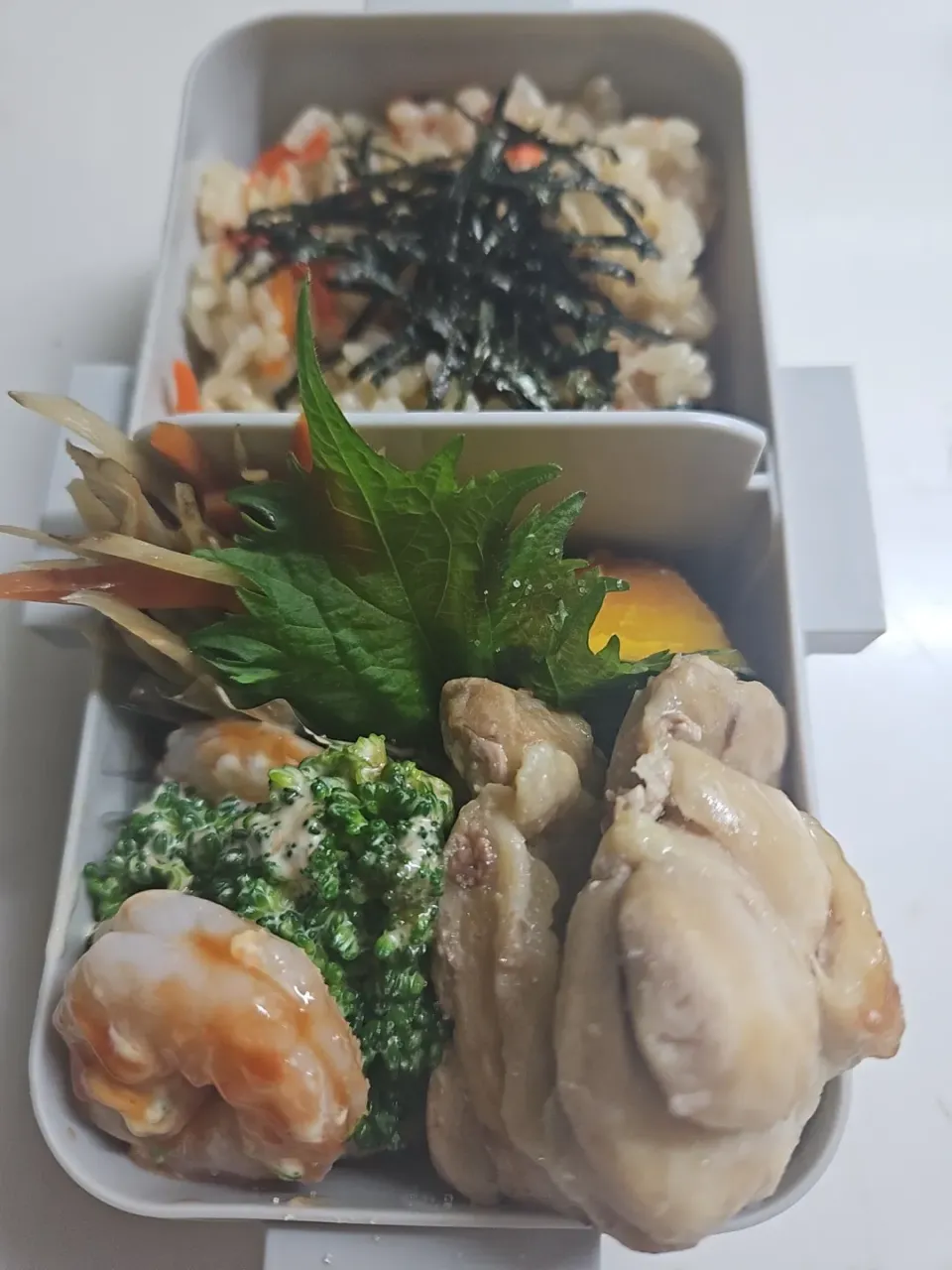 ☆中学生弁当☆久しぶりの弁当。炊き込みご飯、金平牛蒡、南瓜煮物、エビマヨ、鶏塩焼き|ｼｮｺﾗさん