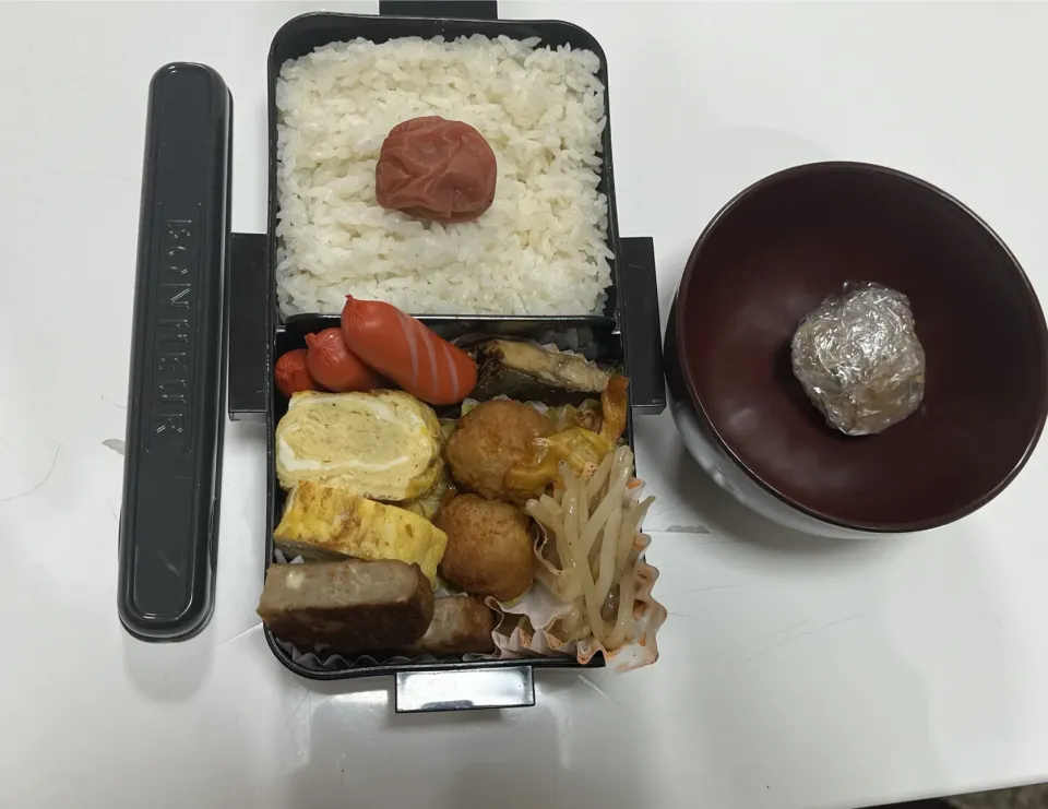 Snapdishの料理写真:パパ弁☆ひらすのポン酢漬け焼き☆だし巻き卵☆赤ウインナー☆鶏団子と野菜のケチャップ炒め☆マルシンハンバーグ（チーズ入り）☆もやし炒め☆みそ玉|Saharaさん