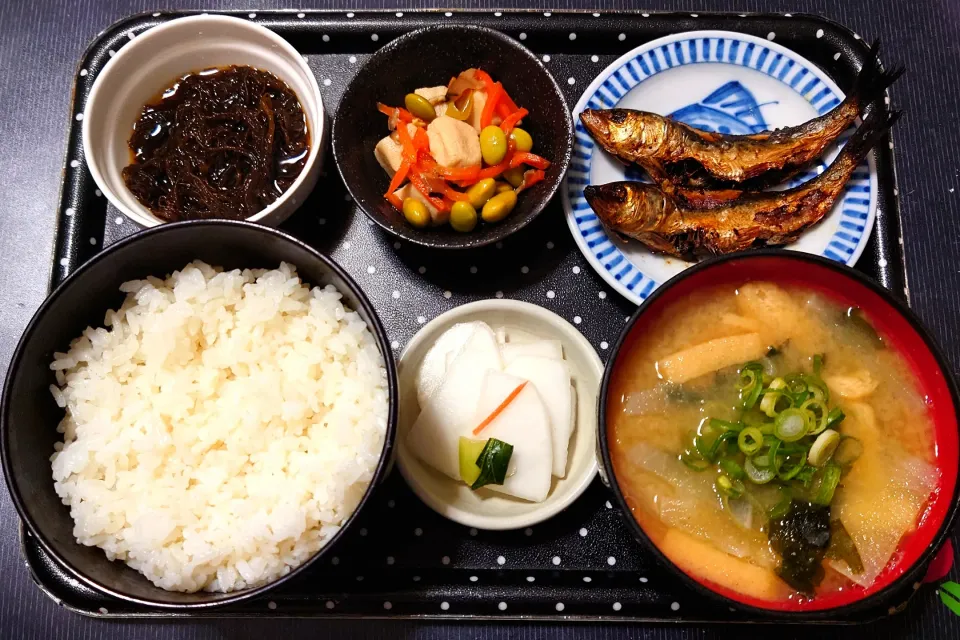 今日の朝ごはん（ごはんは新潟県産こしいぶき、めざし、高野豆腐、もずくポン酢、大根のみそ汁、かぶ漬）|Mars＠釜飯作り研究中さん