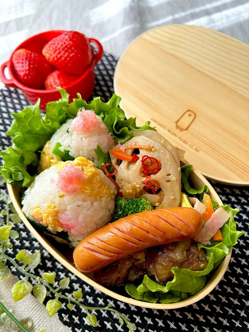 【誤差あり】昨日のお弁当♡菜の花ごはんおにぎり🍙|まなまな♡さん