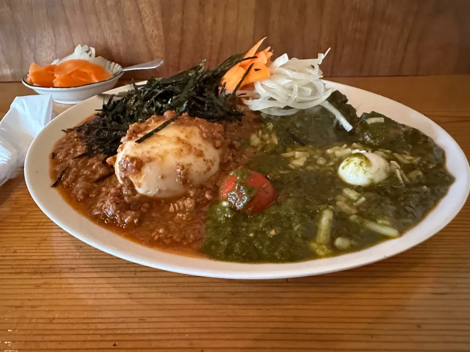 ほうれん草チーズ🌱🧀とキーマクラシックのりだくのあいがけ🍛🌶️🔥味玉トッピング🥚ピクルスマシマシ🥒|buhizouさん