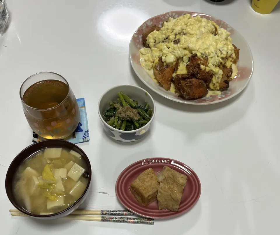 晩御飯☆鮭フライのタルタルソース☆菊菜の胡麻和え☆厚揚げ煮☆みそ汁（白菜・しめじ・高野豆腐）|Saharaさん